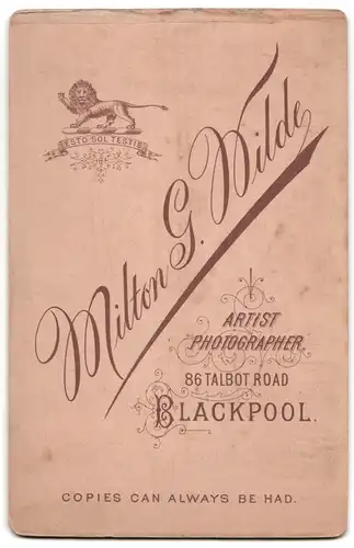 Fotografie Milton G. Wilde, Blackpool, 86 Talbot Road, Portrait bürgerliche Dame in zeitgenössischer Kleidung