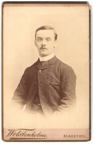 Fotografie Wolstenholme, Blackpool, Portrait junger Herr in modischer Kleidung