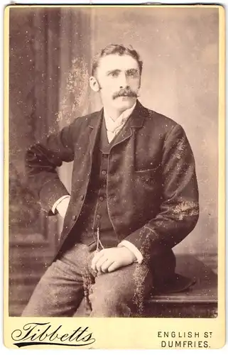 Fotografie Tibbetts, Dumfries, English St., Portrait modisch gekleideter Herr mit Schnurrbart