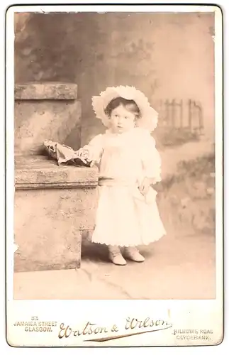 Fotografie Watson & Wilson, Glasgow, 83, Jamaica Street, Portrait kleines Mädchen im weissen Kleid mit Puppe