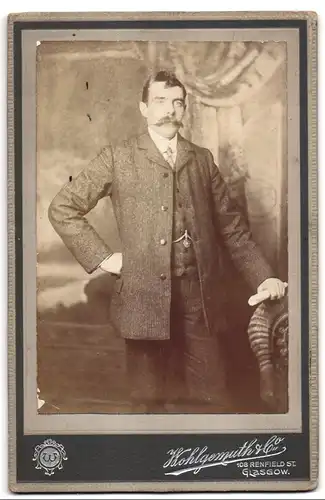 Fotografie Wohlgemuth & Co., Glasgow, 108 Renfield St., Portrait junger Herr im Anzug mit Schnauzbart