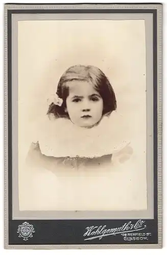 Fotografie Wohlgemuth & Co., Glasgow, 108 Renfield St., Portrait kleines Mädchen im zeitgenössischer Kleidung
