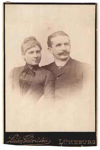 Fotografie Gebrüder Lühr, Lüneburg, Portrait bürgerliches Paar in modischer Kleidung