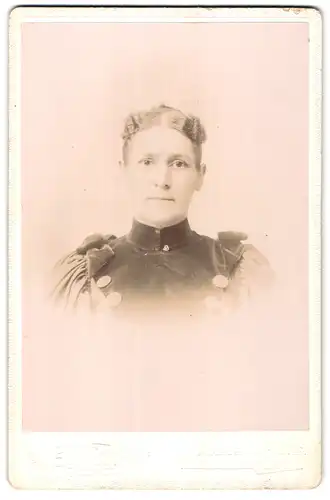 Fotografie Nielson, Madison, Wis., 23, S. Pinckney St., Portrait junge Dame im modischen Kleid