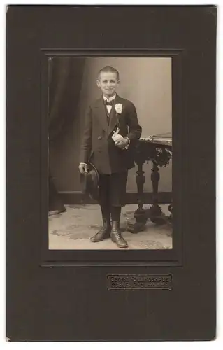 Fotografie Georg Hollingshaus, Coblenz, Clemensstrasse 15, Portrait kleiner Junge im Anzug mit Hut