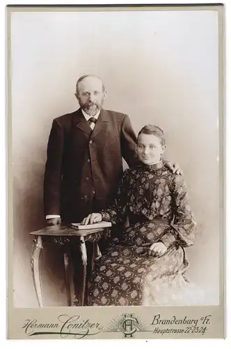 Fotografie Hermann Conitzer, Brandenburg a. H., Hauptstrasse 22-23-24, Portrait bürgerlicher Herr mit älterer Tochter