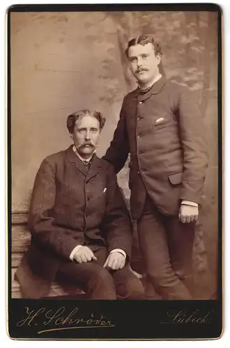 Fotografie H. Schröder, Lübeck, Portrait zwei bürgerliche Herren in modischer Kleidung