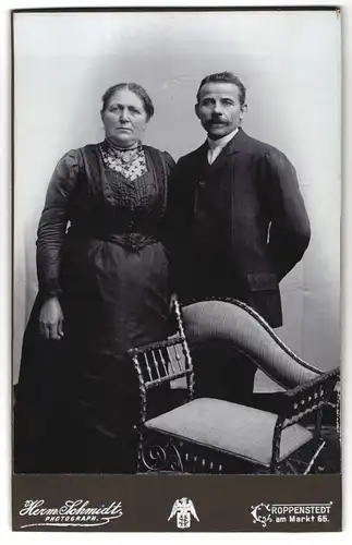 Fotografie Herm. Schmidt, Croppenstedt, Am Markt 65, Portrait bürgerliches Paar in hübscher Kleidung