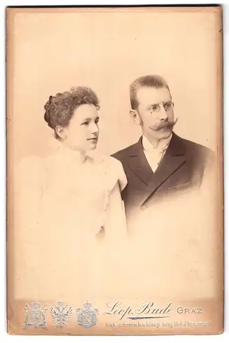 Fotografie Leopold Bude, Graz, Alleegasse 6 u. 8, Portrait bürgerliches Paar in hübscher Kleidung