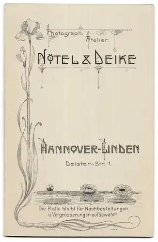 Fotografie Nötel & Deike, Hannover-Linden, Deister-Strasse 1, Portrait junge Dame im Kleid am Tisch sitzend