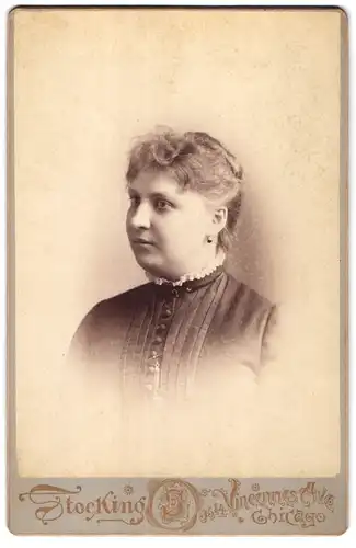 Fotografie F. D. Stocking, Chicago, 3514, Vincennes Ave., Portrait junge Dame mit hochgestecktem Haar