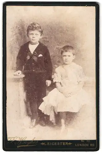 Fotografie J. Hughes, Leicester, London Rd. 10, Zwei Kinder, Junge in Matrosenuniform Mädchen in Kleid