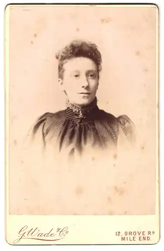 Fotografie G. Wade & Co, London, Grove Rd. 12, Frau mit gelocktem Haar trägt gemustertes Kleid mit Zierkragen