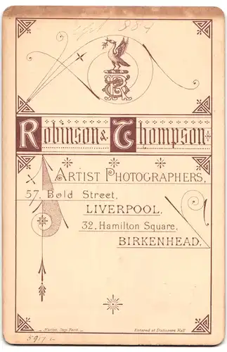 Fotografie Robinson & Thompson, Liverpool, Bold Street 57, Zwei junge Mädchen in weissen Kleidern