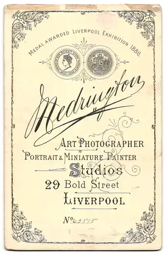 Fotografie Medrington, Liverpool, Bold Street 29, Kleines Mädchen in weissem Kleidchen steht neben Pflanze