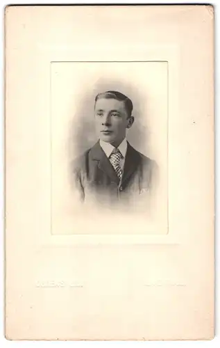 Fotografie Ogdens Ltd., Liverpool, Portrait eines jungen Mannes mit karierter Krawatte