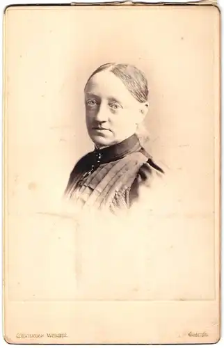 Fotografie C. Watmouth Webster, Chester, Bridge St. Row 33, Dame mit mittig gescheiteltem Haar trägt Kleid