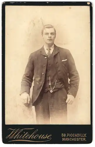 Fotografie Whitehouse, Manchester, Piccadilly 59, Stattlicher junger Mann trägt Jacke mit Einstecktuch und Taschenuhr