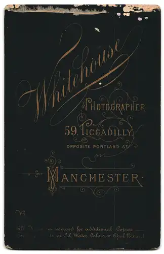 Fotografie Whitehouse, Manchester, Piccadilly 59, Stattlicher junger Mann trägt Jacke mit Einstecktuch und Taschenuhr