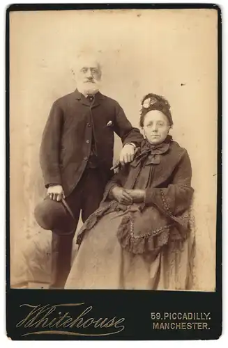 Fotografie Whitehouse, Manchester, Piccadilly 59, Portrait eines älteren Paares, Mann mit Vollbart, Frau mit Haube