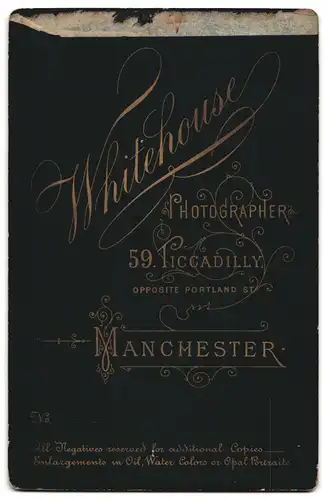 Fotografie Whitehouse, Manchester, Piccadilly 59, Portrait eines älteren Paares, Mann mit Vollbart, Frau mit Haube