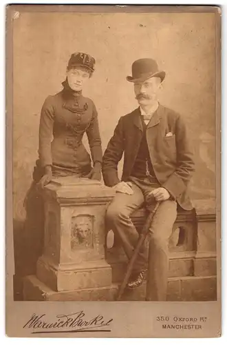 Fotografie Warwick Brookes, Manchester, Oxford Road 350, Herr mit Melone und Dame mit Mütze