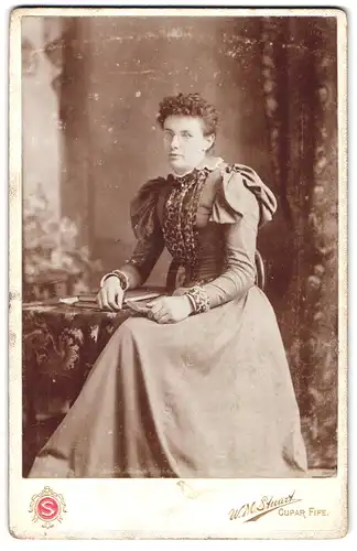 Fotografie W. M. Stuart, Cupar Fife, Dame mit Locken und Brille hält ein Buch