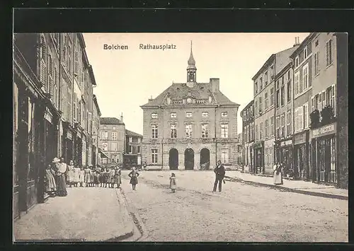 AK Bolchen, Rathausplatz mit Geschäften und Kindern