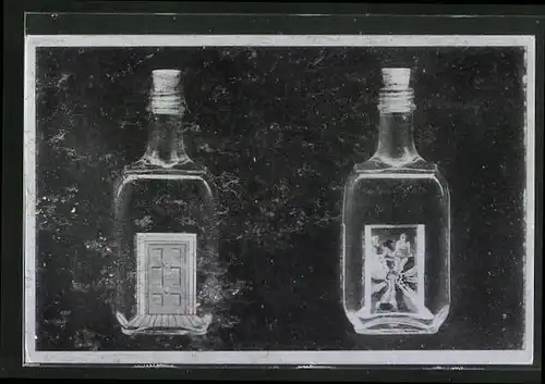 Künstler-AK sign. Roland Penrose: Première Série No 17, La Terre en bouteille, Bottled earth, Surrealismus