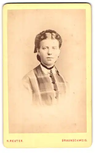 Fotografie H. Reuter, Braunschweig, Südl Wilhelmstr. 88, Portrait hübsches Fräulein mit Haarschleife