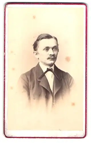 Fotografie Arazim & Schelcher, Dresden, Amalienstr. 23, Portrait stattlicher Herr mit Schnurrbart und Fliege im Jackett