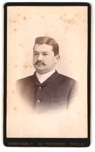 Fotografie N. Raschkow Jr., Breslau, Ohlauerstr. 4, Portrait stattlicher junger Mann im eleganten Jackett