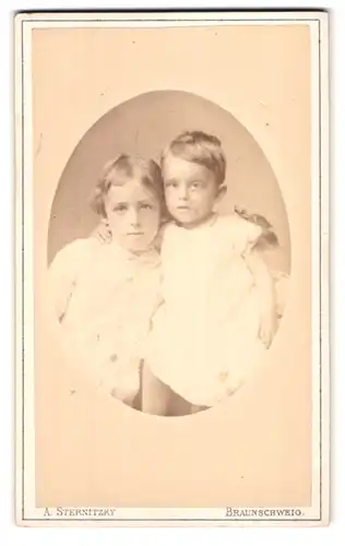 Fotografie A. Sternitzky, Braunschweig, Egydienmarkt 14, Portrait niedliches Geschwisterpaar in eleganter Kleidung