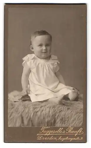 Fotografie Taggeselle & Ranft, Dresden, Augsburgerstr. 9, Portrait bezauberndes kleines Mädchen im weissen Kleidchen