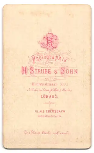 Fotografie H. Strube & Sohn, Löbau i. S., Blumenstr. 339, Portrait elegant gekleidetes Fräulein am Stuhl stehend