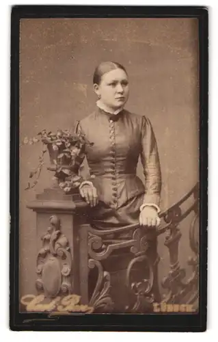 Fotografie Carl Rose, Lübeck, Königstr. 879, Portrait schönes Fräulein im Kleid am Geländer stehend
