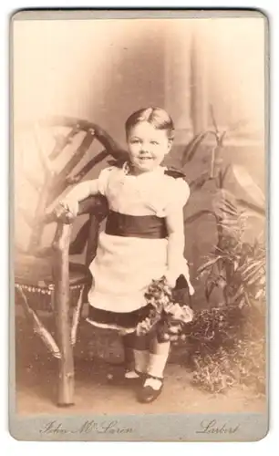 Fotografie John McLaren, Larbert, Portrait lächelndes kleines Mädchen mit Blumenkörbchen
