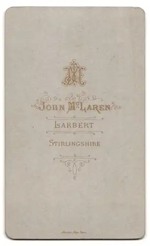 Fotografie John McLaren, Larbert, Portrait lächelndes kleines Mädchen mit Blumenkörbchen