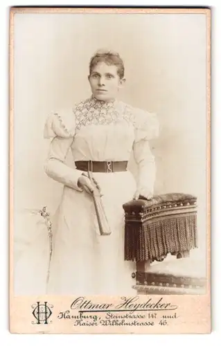 Fotografie Ottmar Heydecker, Hamburg, Steinstr. 147, Portrait hübsche junge Frau mit Fächer im elegant besticktem Kleid