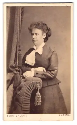 Fotografie Gebr. Ehlers, Hamburg-Altona, Königstrasse 220, Portrait brünette Schönheit mit lockigem Haar im Kleid