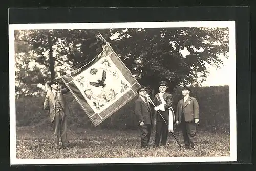 Foto-AK München, Schützen mit Fahne, Schützenverein