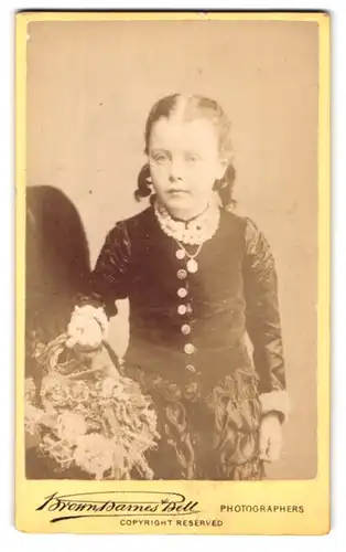 Fotografie Brown Barnes Bell, Liverpool, 31 Bold Street, Portrait kleines Mädchen mit Blumenkorb