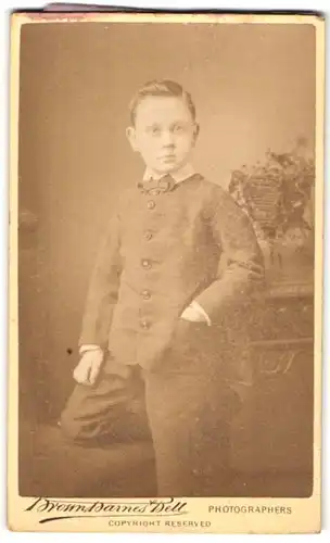 Fotografie Brown Barnes Bell, Leeds, 1 Commercial Street, Portrait kleiner Junge im Anzug mit Fliege