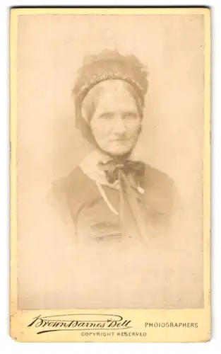 Fotografie Brown Barnes Bell, Bradford, 44 Kirkgate, Portrait ältere Frau mit Schute