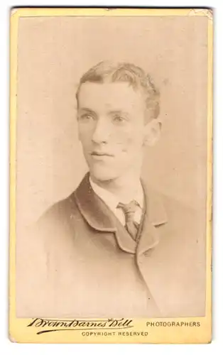Fotografie Brown Barnes Bell, Manchester, 22 St. Anns Square, Portrait Bursche im Jacket mit Langbinder