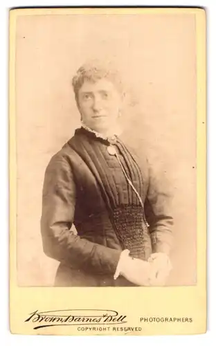 Fotografie Brown Barnes Bell, Glasgow, 132&134 West Nile Street, Portrait Frau mit lockigem Haar in langem Kleid
