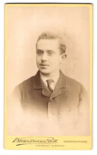 Fotografie Brown Barnes Bell, London 222&220 Regent Street, Portrait junger Mann in Jacke mit Krawatte