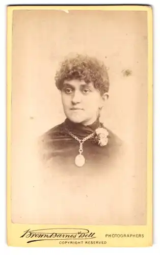 Fotografie Brown Barnes Bell, Liverpool 31 Bold Street, Portrait Frau mit Halskette und Ansteckblume am Kleid