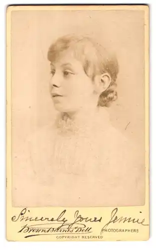 Fotografie Brown Barnes Bell, Birmingham, 86 New Street, Portrait süsse Mädchen mit Zopf