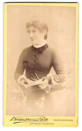 Fotografie Brown Barnes Bell, Manchester, 22 St. Anns Square, Portrait Frau in modischem Kleid mit Brief in Händen